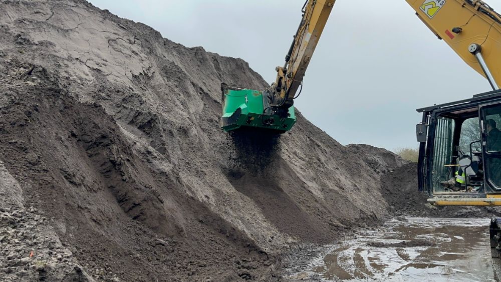 E6619C68-36E1-4D0A-8B8F-519E7D5FA4F5 Excavator with tiltrotator and MGM screening bucket
