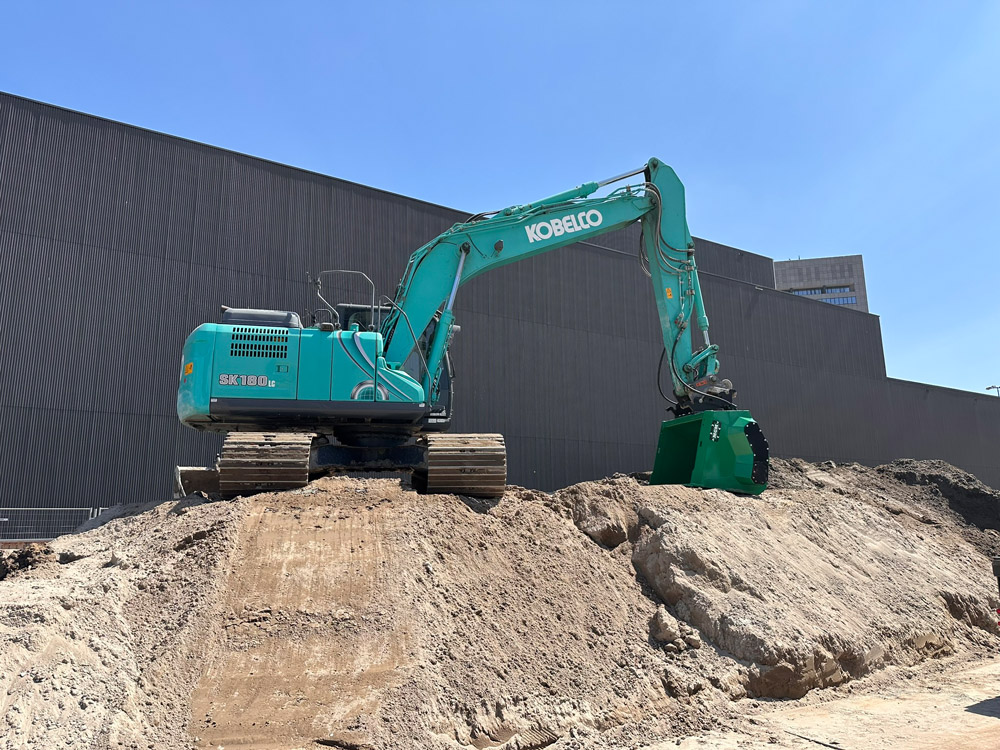 Winkel Infra BV scheidt zand Winkel Infra BV separates sand from bentonite and piling debris with a new MGM VM3-135 star screening bucket